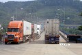 Xe chở quả vải tươi chờ làm thủ tục tại Cửa khẩu quốc tế đường bộ số II Kim Thành xuất khẩu sang Trung Quốc. Ảnh: Quốc Khánh - TTXVN