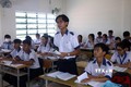 Học sinh dân tộc Khmer ở trường THPT Phú Tâm (huyện Châu Thành, tỉnh Sóc Trăng) trao đổi các vấn đề chưa hiểu với thầy cô. Ảnh: Tuấn Phi-TTXVN