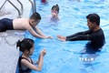 Giảng viên dạy bơi cho trẻ em tại Bể bơi Tỉnh đội Lạng Sơn. Ảnh: Anh Tuấn – TTXVN