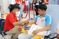 Người hiến máu tình nguyện tham gia Ngày hội hiến máu "Sắc đỏ Tây Đô" năm 2023. Ảnh: Trung Kiên - TTXVN