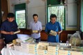 Sản phẩm OCOP "Bánh phồng tôm nhà cổ" được bán tại làng nhà cổ Đông Hòa Hiệp, huyện Cái Bè, tỉnh Tiền Giang. Ảnh: Hữu Chí - TTXVN