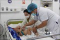 Bác sĩ Bệnh viện Bệnh viện Bệnh Nhiệt đới tỉnh Khánh Hòa thăm khám cho các bệnh nhi. Ảnh: Phan Sáu - TTXVN