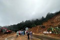 Các lực lượng nỗ lực giải tỏa khu vực đèo Bảo Lộc. Ảnh: Nguyễn Dũng-TTXVN