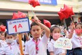 Học sinh lớp 1 trường Tiểu học Thăng Long, quận Hoàn Kiếm (Hà Nội) trong ngày tựu trường 22/8/2022 của năm học 2022-2023. Ảnh: Thanh Tùng - TTXVN