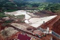 Tình trạng sạt trượt đất gây ảnh hưởng đến cụm công trình đầu mối của dự án hồ chứa nước Đông Thanh khiến nhiều hạng mục bị nghiêng, nứt, dịch chuyển, đẩy nổi… so với ban đầu. Ảnh: TTXVN phát