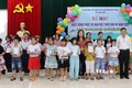 Trao giải cho các em tham gia các cuộc thi được Thư viện tỉnh Ninh Thuận tổ chức. Ảnh: Công Thử - TTXVN
