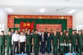 Phó Chủ tịch nước Võ Thị Ánh Xuân chụp ảnh lưu niệm cùng lãnh đạo tỉnh Bình Phước, lãnh đạo Bộ đội Biên phòng, các sở, ngành, chính quyền địa phương. Ảnh: K GỬIH-TTXVN