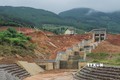 Tình trạng sạt trượt đất gây ảnh hưởng đến cụm công trình đầu mối của dự án hồ chứa nước Đông Thanh (huyện Lâm Hà, tỉnh Lâm Đồng) khiến nhiều hạng mục bị nghiêng, nứt, dịch chuyển, đẩy nổi… so với ban đầu. Ảnh: TTXVN phát