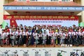 Tặng xe đạp cho học sinh có hoàn cảnh khó khăn tại Trường tiểu học Nơ Trang Lơng (xã Quảng Sơn, huyện Đắk G’long, tỉnh Đắk Nông. Ảnh: TTXVN phát