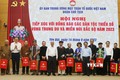Ủy ban Trung ương MTTQ Việt Nam và Tỉnh ủy Yên Bái tặng quà người dân tộc thiểu số có uy tín, tiêu biểu tham dự tại Hội nghị. Ảnh: Tuấn Anh - TTXVN