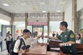 Du khách Việt Nam làm thủ tục xuất cảnh sang tham quan Khu cảnh quan phía Trung Quốc. Ảnh: Chu Hiệu-TTXVN