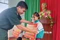 Đại tá Ksơr Lành, Phó Chính ủy Bộ Chỉ huy quân sự tỉnh Gia Lai, tặng quà cho các em học sinh tại xã Ia Chía, huyện Ia Grai, tỉnh Gia Lai. Ảnh: Hồng Điệp - TTXVN
