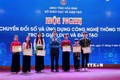 Phó Giám đốc Sở Giáo dục và Đào tạo tỉnh Hòa Bình Nguyễn Đức Lương tặng Giấy khen cho 6 học sinh có sản phẩm đoạt giải tại các kỳ thi. Ảnh: Vũ Hà- TTXVN