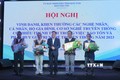 Các nghệ nhân được Chủ tịch UBND tỉnh Kon Tum tặng Bằng khen vì có thành tích xuất sắc trong việc bảo tồn và phát huy các giá trị nghề truyền thống của các dân tộc thiểu số tại chỗ. Ảnh: Dư Toán – TTXVN.