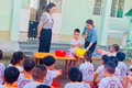 Một trường mầm non ở huyện Phú Tân hướng dẫn trẻ cách vệ sinh phòng trị bệnh mắt đỏ. Ảnh: nhandan.vn
