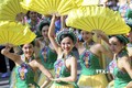 Carnaval Festival Thu Hà Nội 2023 với quy mô 1.500 người đến từ các đơn vị của thành phố, học sinh, sinh viên, các câu lạc bộ, đoàn nghệ thuật, nghệ nhân... diễn ra sôi động, rực rỡ sắc màu tại phố đi bộ Hồ Hoàn Kiếm. Ảnh: TTXVN