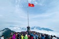 Du khách tham quan đỉnh Fansipan, nơi được mệnh danh là "nóc nhà Đông Dương" với độ cao 3.143m. Ảnh: Quốc Khánh - TTXVN