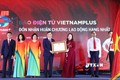 Phó Chủ tịch nước Võ Thị Ánh Xuân trao Huân chương Lao động hạng Nhất cho Báo Điện tử VietnamPlus. Ảnh: Minh Đức – TTXVN