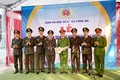 Đại diện lãnh đạo các đơn vị Cụm thi đua số II - Bộ Công an và Công an tỉnh Lai Châu trao chìa khóa nhà “Nghĩa tình đồng đội” cho Đại úy Vừ A Di. Ảnh: Việt Hoàng - TTXVN