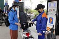 Mua bán xăng tại điểm kinh doanh xăng, dầu trên địa bàn Hà Nội. Ảnh: Trần Việt - TTXVN