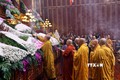 Các đại biểu, chư tăng thắp hương tưởng niệm Đức vua - Phật hoàng Trần Nhân Tông. Ảnh: Đức Hiếu - TTXVN