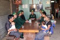 Lực lượng Biên phòng tỉnh Kon Tum tuyên truyền các chủ trương của Đảng, chính sách pháp luật của Nhà nước đến từng hộ dân tộc thiểu số trên địa bàn. Ảnh: Khoa Chương - TTXVN