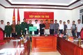 Đoàn công tác trao biển tượng trưng, hỗ trợ kinh phí cho BĐBP Quảng Bình xây dựng 50 công trình “Truyền thanh bản xa” tặng nhân dân vùng biên giới. Ảnh: bienphong.com.vn