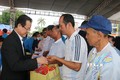 Bí thư Tỉnh ủy An Giang Lê Hồng Quang trao quà Tết cho đoàn viên, người lao động có hoàn cảnh khó khăn tại "Gian hàng 0 đồng" dịp Tết Nguyên đán Quý Mão 2023. Ảnh: Công Mạo-TTXVN