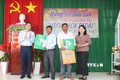 Phó Bí thư Tỉnh ủy Nguyễn Hoài Anh tặng quà cho các già làng, người uy tín tiêu biểu tại xã Phan Điền. Ảnh: Hồng Hiếu- TTXVN