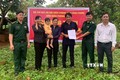 Đại diện Đồn Biên phòng Đắc Ơ (huyện biên giới Bù Gia Mập, Bình Phước) trao dê giống cho hai hộ nghèo xã Đắc Ơ. Ảnh: TTXVN phát