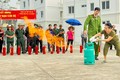 Người dân phường Minh Tân, thành phố Yên Bái thực hành kỹ năng khóa bình gas, ngăn chặn cháy lan. Ảnh: baoyenbai.com.vn