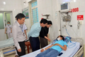 Lãnh đạo huyện Yên Thành và Sở Y tế Nghệ An thăm hỏi bệnh nhân. Ảnh: suckhoedoisong.vn