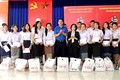 广平省向在当地学习的老挝特困留学生赠送慰问品 