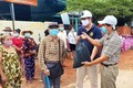 越南驻西哈努克圣殿省总领事馆向旅居疫情封锁区越南同胞提供救援物资