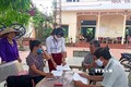 Chi trả tiền hỗ trợ ảnh hưởng bởi dịch COVID-19 cho người dân tại xã Nghĩa Trung, huyện Việt Yên, tỉnh Bắc Giang. Ảnh: Đồng Thúy-TTXVN