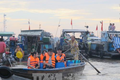 Các tour du lịch đường sông tham quan chợ nổi Cái Răng, Cần Thơ thu hút đông du khách. Ảnh: Thanh Sang/TTXVN