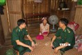 Cán bộ Đồn Biên phòng Bản Giàng thường xuyên đến nhà các hộ dân dạy bà con về phát triển kinh tế, cách phòng bệnh. Ảnh: Hoàng Ngà - TTXVN