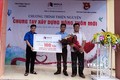 Đại diện Công ty cổ phần tập đoàn Đèo cả tặng xi măng hỗ trợ nhân dân xã Trương Lương, Hòa An, Cao Bằng làm đường giao thông nông thôn. Ảnh: Quốc Đạt - TTXVN