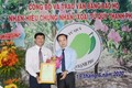 Ông Trần Giang Khuê trao văn bằng bảo hộ cho huyện Thạnh Phú.Ảnh: baodongkhoi.vn