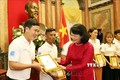 Phó Chủ tịch nước Đặng Thị Ngọc Thịnh tặng ảnh chân dung Chủ tịch Hồ Chí Minh cho các gia đình tiêu biểu năm 2020. Ảnh: Dương Giang - TTXVN