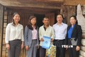 Lãnh đạo Ban Dân vận, Tỉnh ủy Lâm Đồng cũng đến thăm tặng quà và trao tận tay 3 hộ nghèo có hoàn cảnh khó khăn thẻ bảo hiểm y tế. Ảnh: Đặng Tuấn - TTXVN