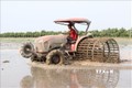Đồng Tháp đưa máy cày vào làm đất sản xuất lúa. Ảnh: Nguyễn Văn Trí- TTXVN