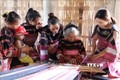 Nghệ nhân Đinh Thị Puốt, 80 tuổi, làng dệt Pơ Nang, xã Tú An, thị xã An Khê (Gia Lai) truyền dạy nghề cho thế hệ con cháu. Ảnh: Hồng Điệp - TTXVN