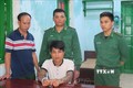 Đối tượng Thao Von (ngồi) (sinh năm 1997, trú thôn Đăk Mế, xã Pờ Y) bị bắt chiều 25/6 khi đang vận chuyển 1,3kg ma túy đá đi tiêu thụ. Ảnh: Dư Toán – TTXVN.