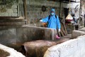 Phun tiêu độc khử trùng cho các hộ gia đình trong vùng dịch tả lợn Châu Phi. Ảnh: Việt Hoàng - TTXVN