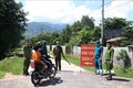 Chính quyền địa phương tổ chức cách ly tại buôn Diêo, xã Bông Krang, huyện Lắk để phòng, chống bệnh lây lan. Ảnh: Nguyễn Tuấn Anh – TTXVN