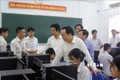 Bộ trưởng Bộ Giáo dục và Đào tạo Phùng Xuân Nhạ thăm phòng học máy tính tại trường THPT Tô Hiệu, thành phố Sơn La. Ảnh: Hữu Quyết - TTXVN