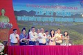 Đại diện các doanh nghiệp tiêu biểu của tỉnh Sơn La ký cam kết hưởng ứng chương trình kích cầu du lịch. Ảnh: Quang Quyết-TTXVN