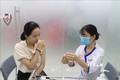 Nhân viên Trung tâm VNVC Buôn Ma Thuột tư vấn về vắc xin bạch hầu cho người dân. Ảnh: Tuấn Anh - TTXVN