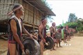 Các nghệ nhân đánh cồng chiêng đón du khách đến với làng du lịch cộng đồng Kon Kơ Tu. Ảnh: Dư Toán – TTXVN